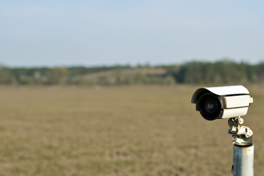 畑の調査に使用する監視カメラ